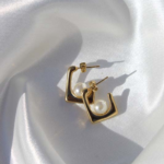 Gold plated stainless steel earrings with freshwater pearl.
